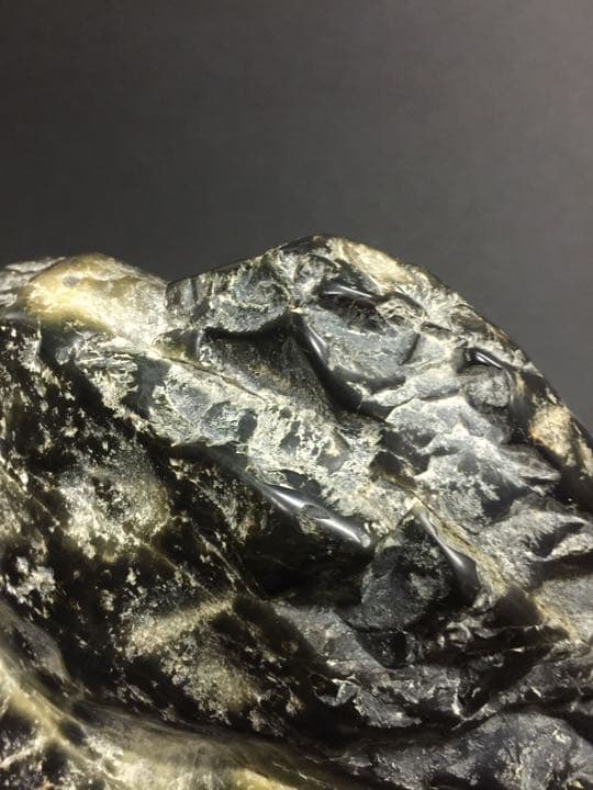 鑑賞石  素敵な黒と半透明な薄い褐黃石より玉石