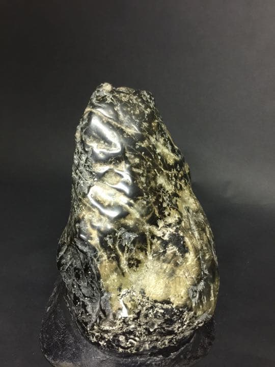 鑑賞石  素敵な黒と半透明な薄い褐黃石より玉石