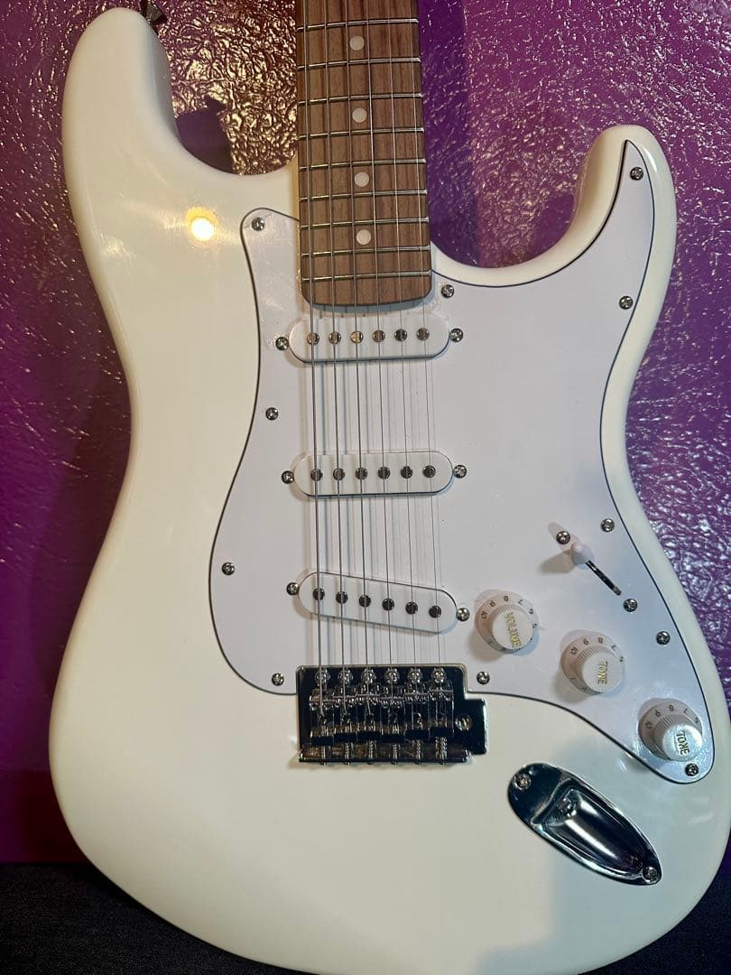 Legend ストラトキャスター　エレキギター ホワイト