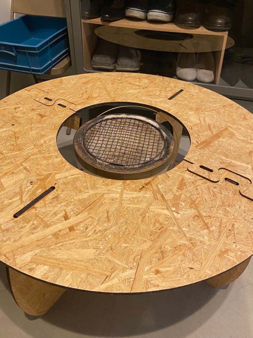 七輪が入れられるドーナツテーブル　ゼロデイ　ヘキサテーブル