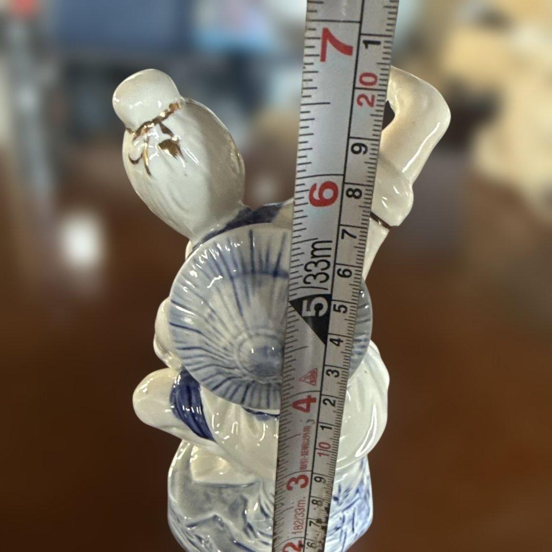 釣りをする老人の陶器像