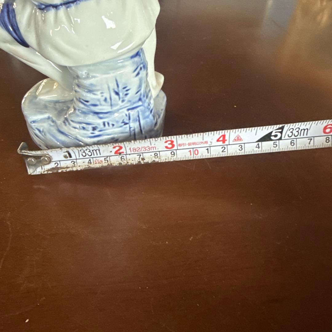 釣りをする老人の陶器像