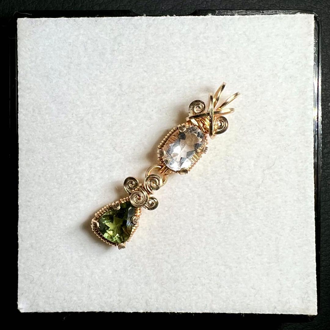 天然石　ペタライト＆モルダバイト ワイヤーラッピング　ペンダントトップ