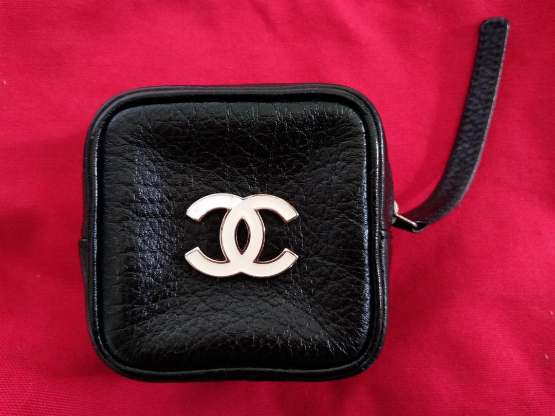 CHANEL ブラック 革製ミニポーチ