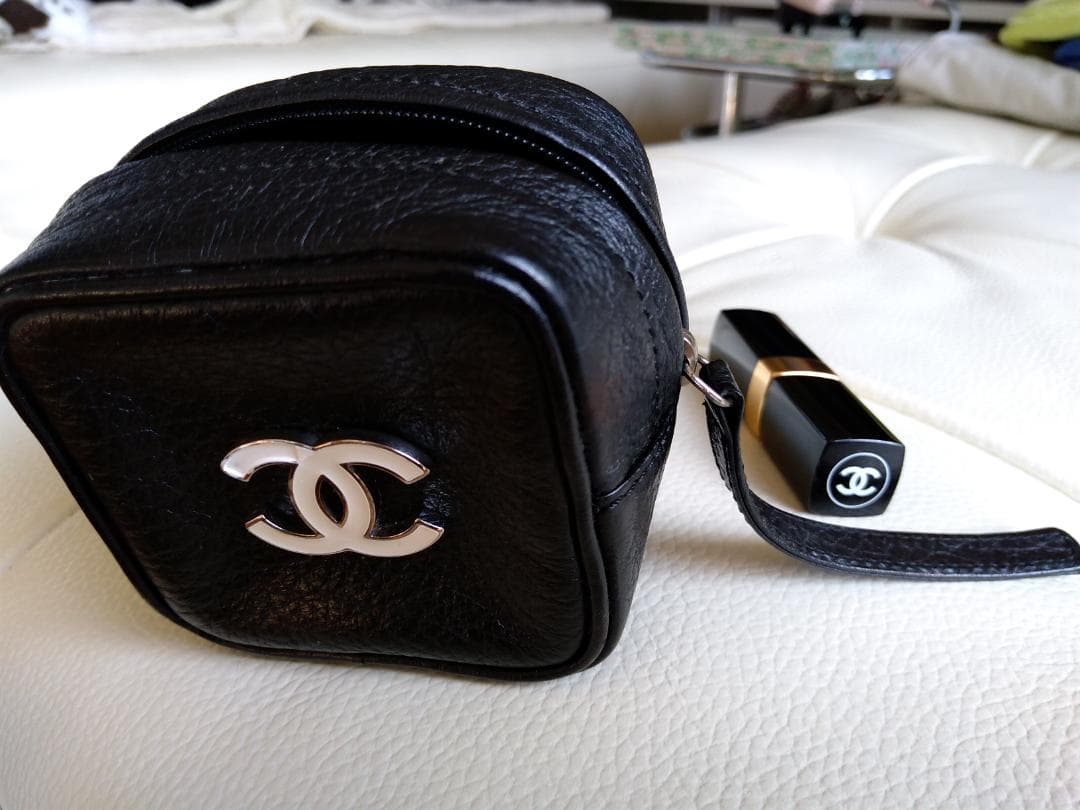 CHANEL ブラック 革製ミニポーチ