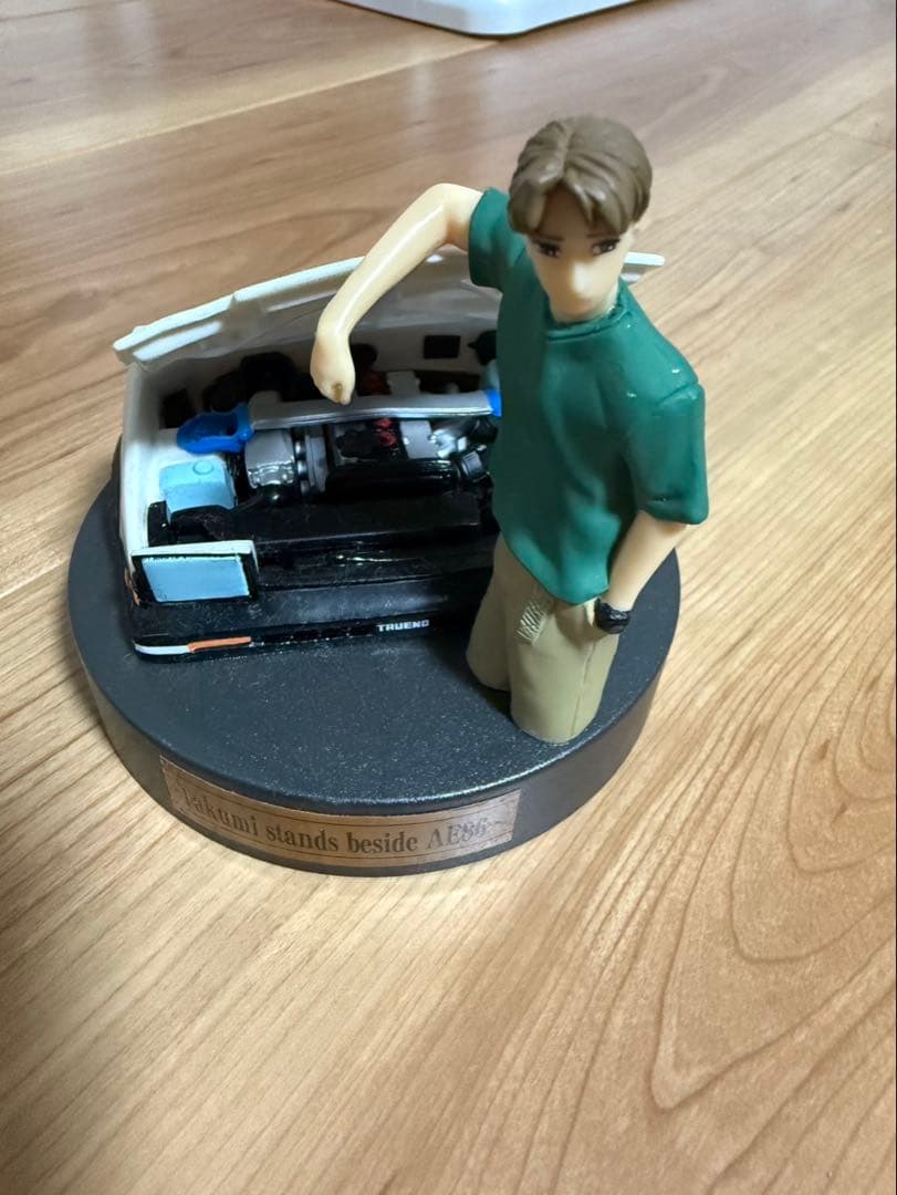 頭文字D タクミ stands beside AE86