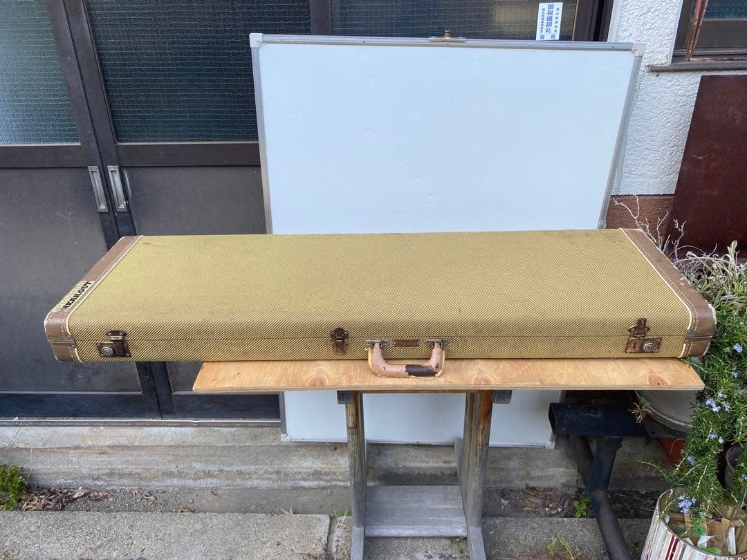 fender フェンダー　エレキベース　ハードケース　　ビンテージ　中古品