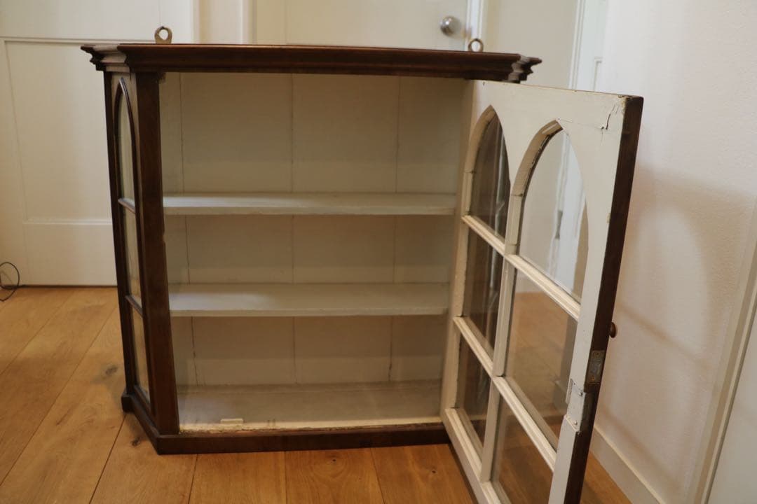 krank アーチ型ガラス扉キャビネット