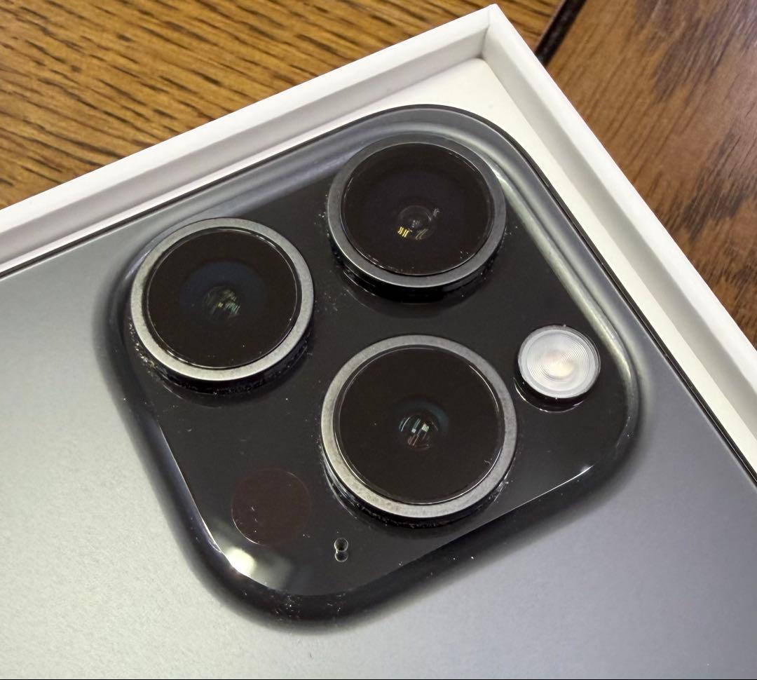 Apple iPhone 15 Pro ブラックチタニウム 本体
