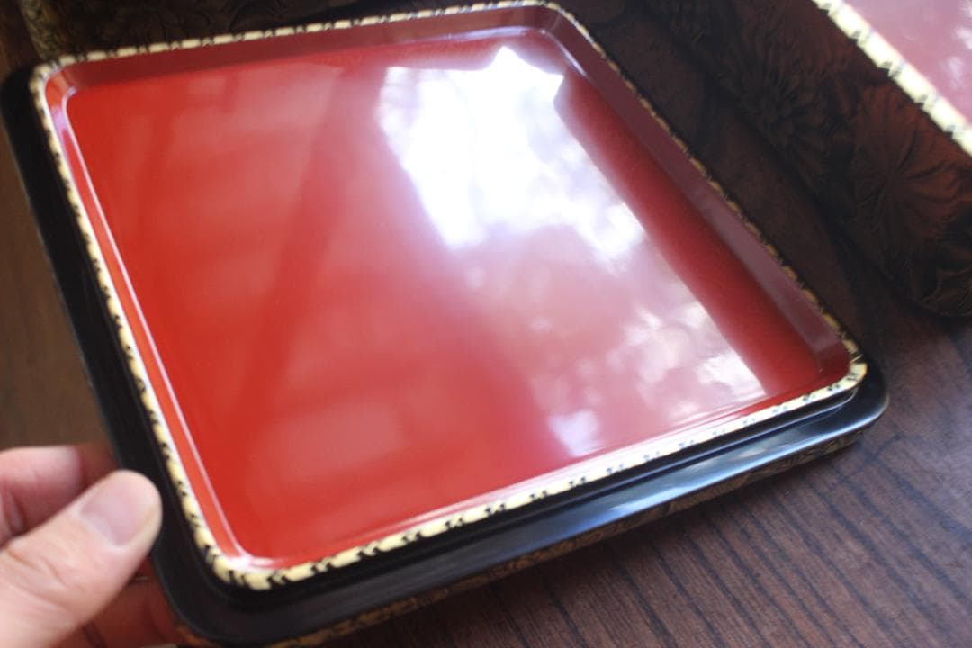 デッドストック！上質内朱黒漆に極上菊詰沈金の映える輪島塗三段重（検重箱お重