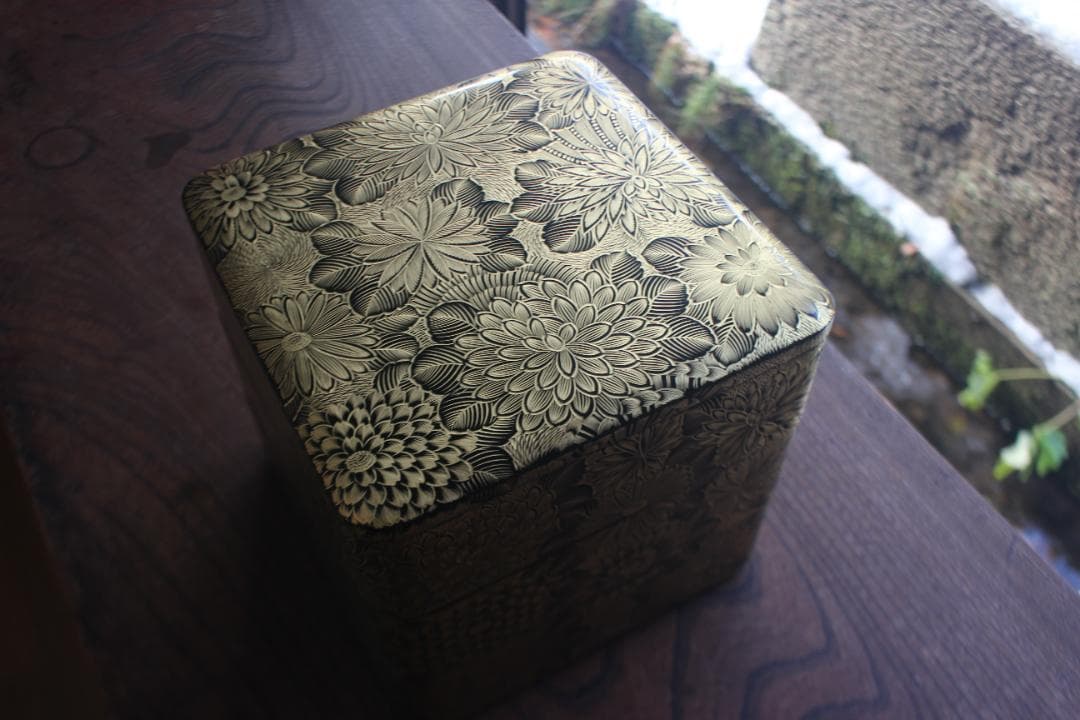 デッドストック！上質内朱黒漆に極上菊詰沈金の映える輪島塗三段重（検重箱お重