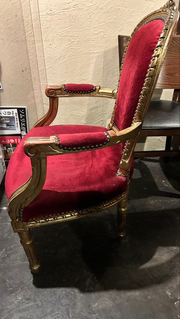 フレンチスタイル 赤いベルベット椅子