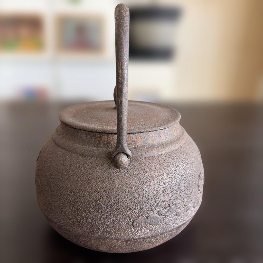 鋳鉄製浮彫り鉄瓶