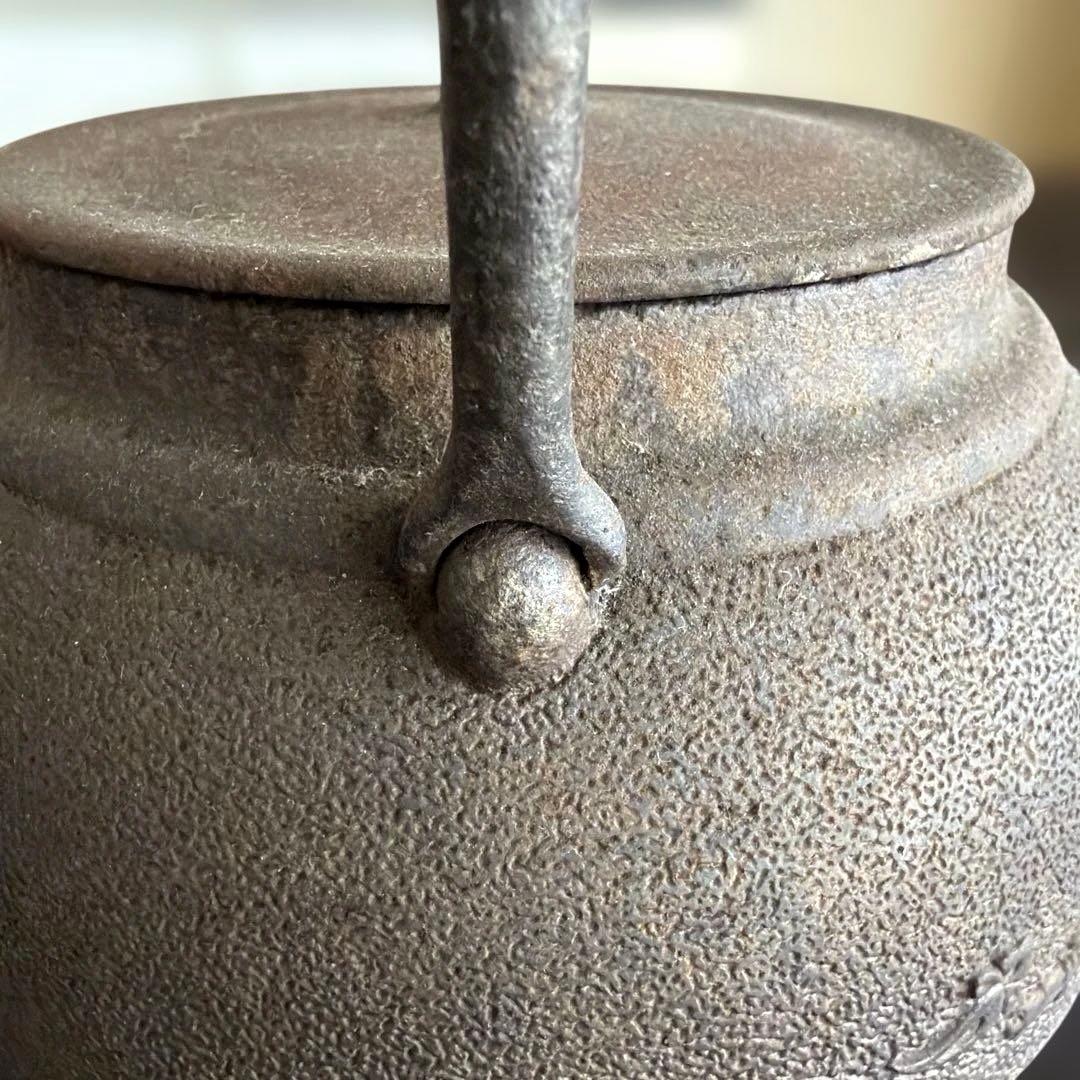 鋳鉄製浮彫り鉄瓶