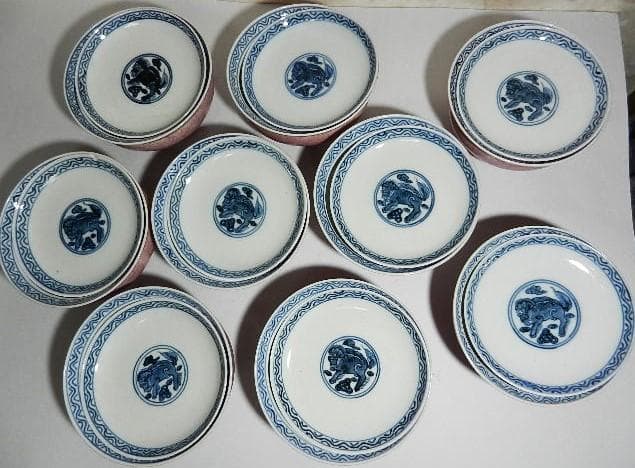 斑桃色地見込みに染付獅子図蓋茶碗９客（裏印「清鳳」）