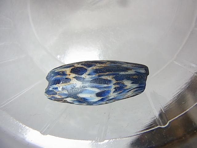 ★X2702★古代とんぼ玉 (A08) モザイク　白青　ガラスビーズ　紡錘形