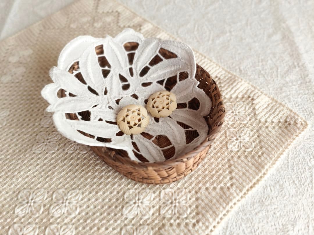 【✳︎toto✳︎さま】vintage ✵ 彫りのお花クリップ * イヤリング