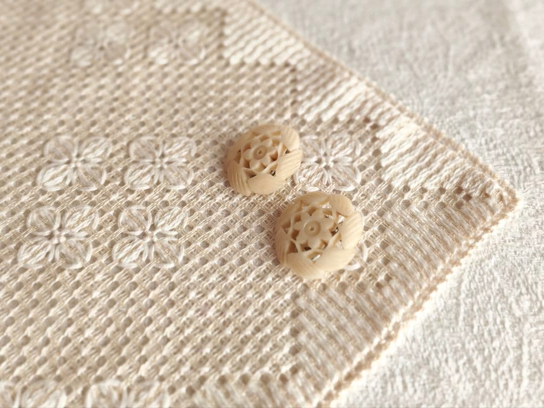 【✳︎toto✳︎さま】vintage ✵ 彫りのお花クリップ * イヤリング