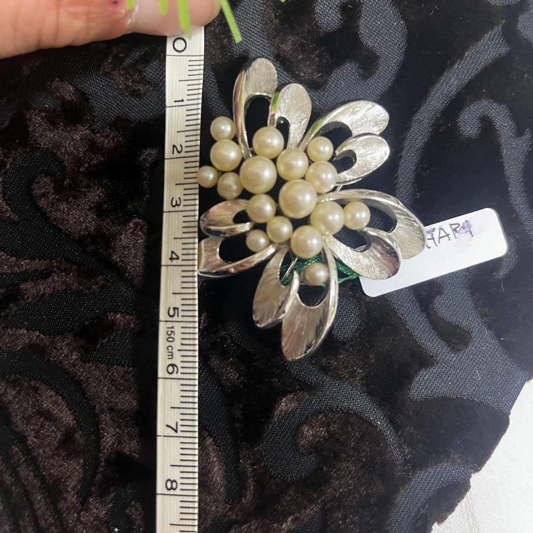 トリファリ花形パールブローチ