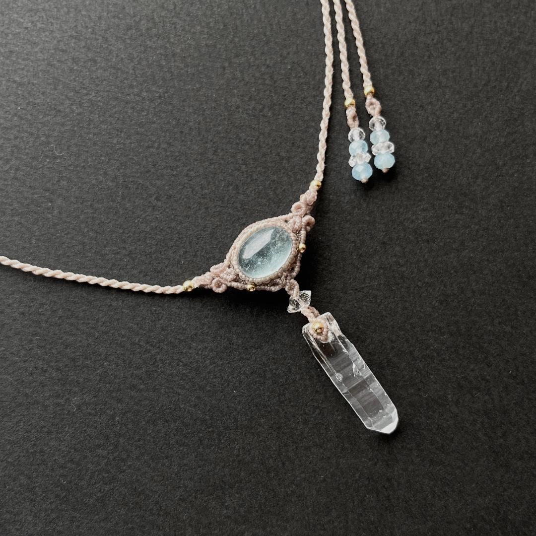 ヒマラヤ産クリスタル+アクアマリンのマクラメ編み 天然石ネックレス
