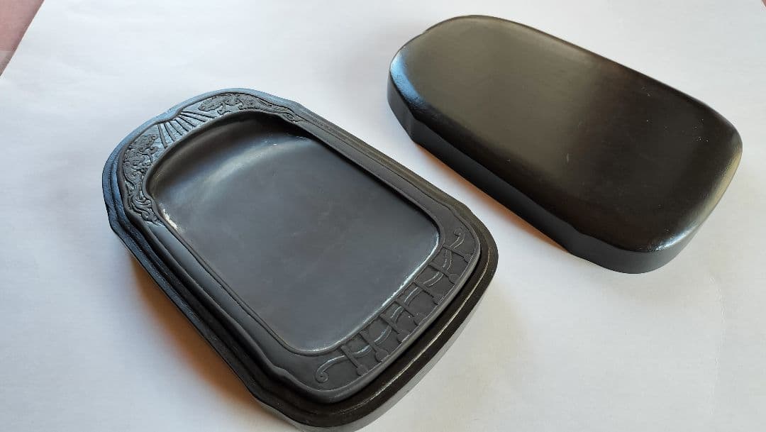 唐硯 (彫刻模様入り、硯箱入り)