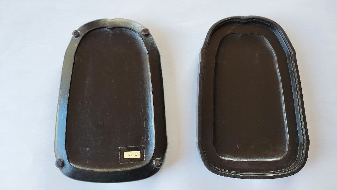 唐硯 (彫刻模様入り、硯箱入り)