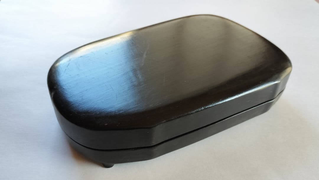 唐硯 (彫刻模様入り、硯箱入り)