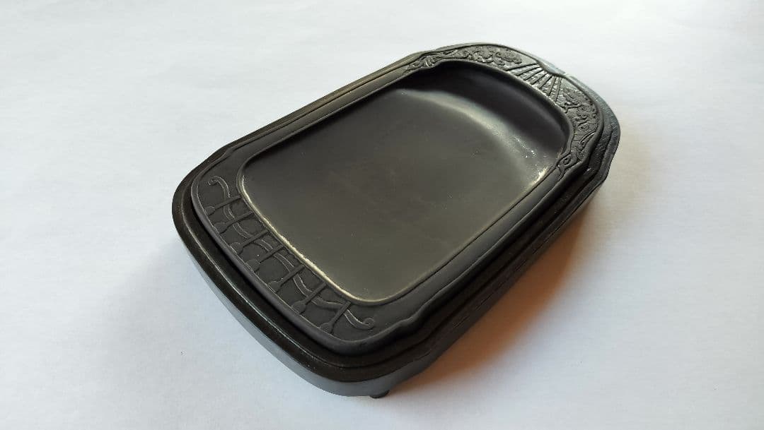 唐硯 (彫刻模様入り、硯箱入り)