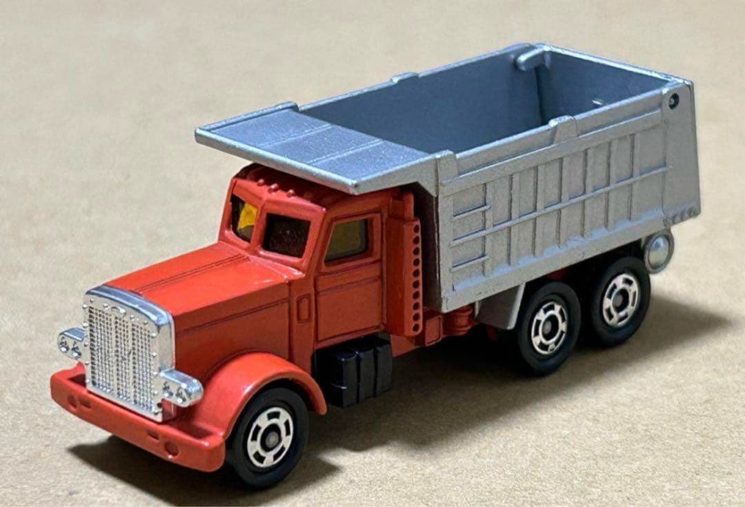 トミカ アメリカン ダンプトラック オレンジ