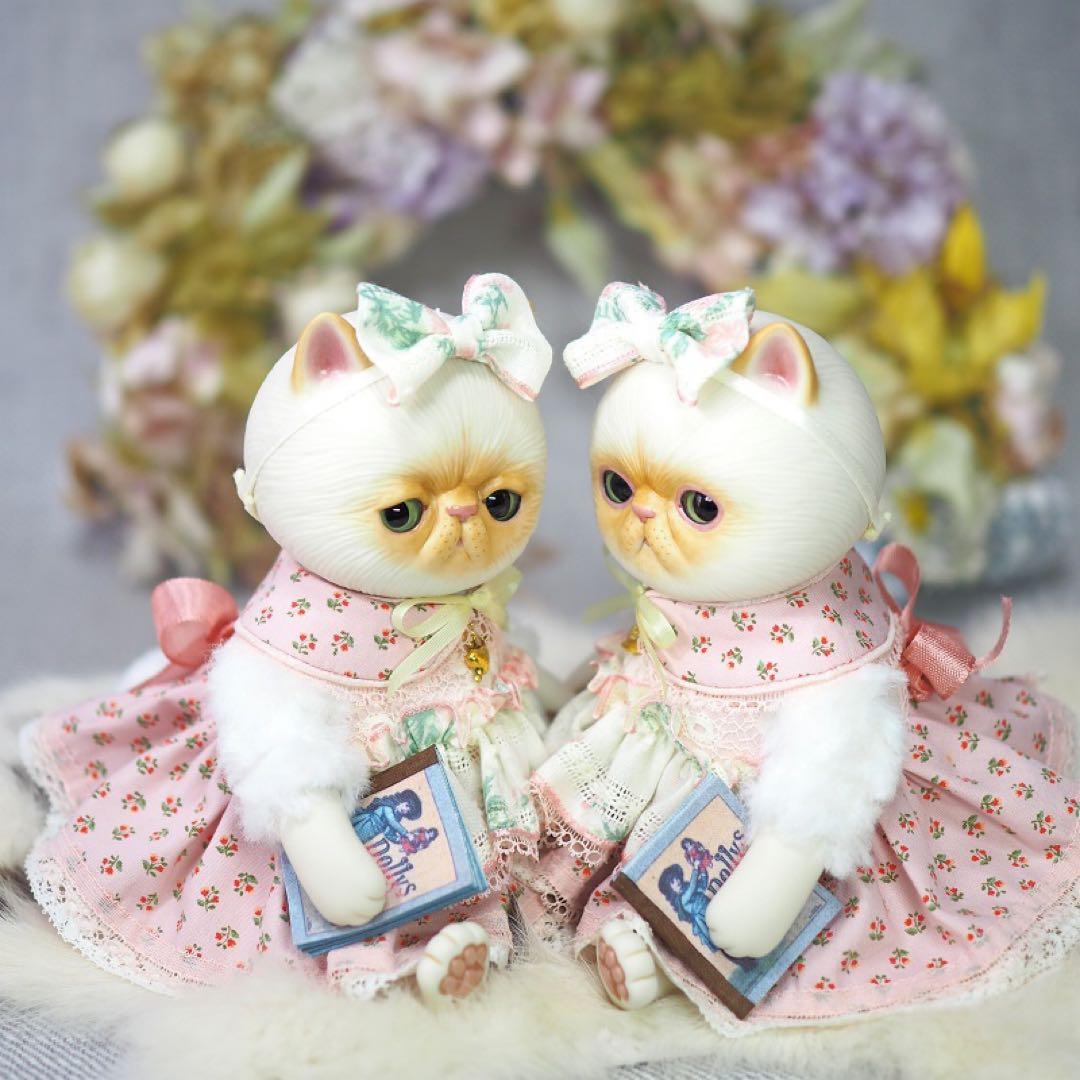 ねこちゃんドール♡双子ちゃん ピンクの小花ワンピースドレス（右側の子）