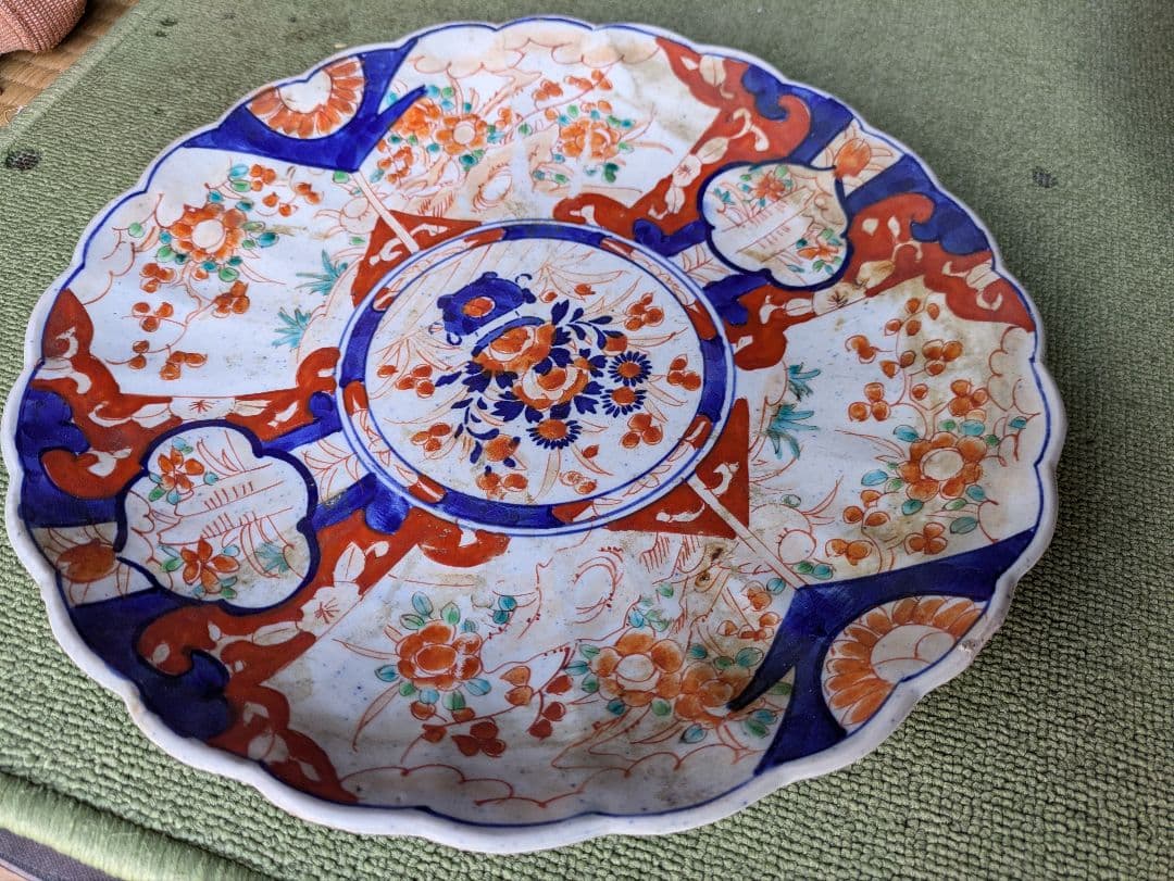 色鮮やかな花柄の陶器皿