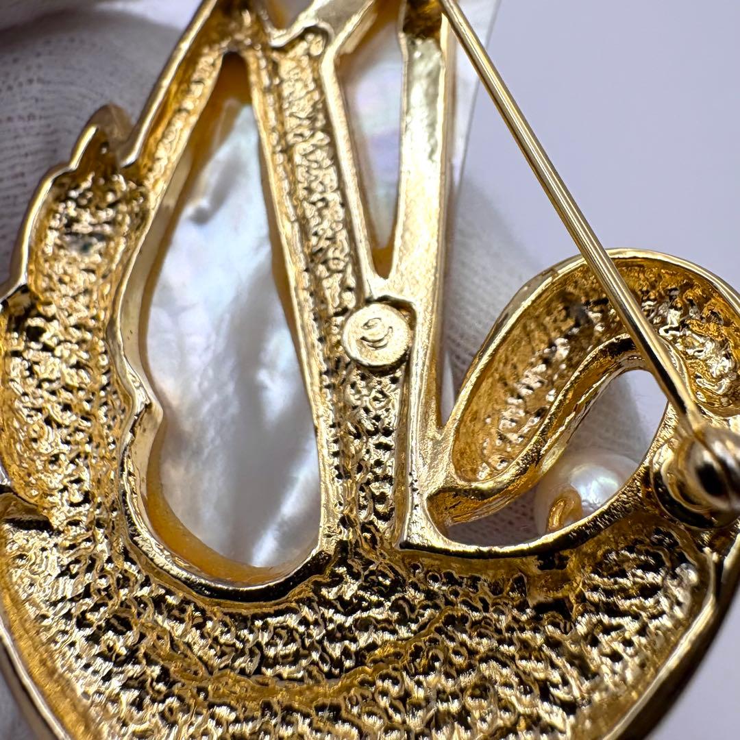 ⭐️SALE⭐【美品】タサキ　ブローチ　アコヤパール　白蝶貝　白鳥モチーフ