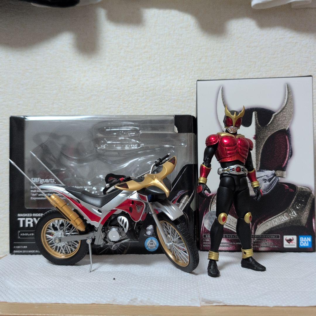 S.H.フィギュアーツ 真骨彫 仮面ライダークウガ+トライチェイサー セット
