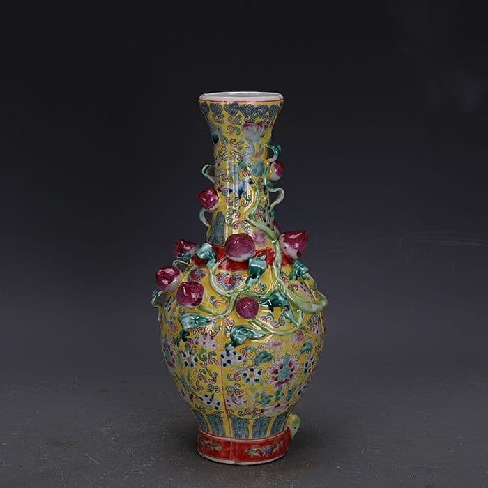 清乾隆粉彩万花堆彫九桃花瓶  景徳鎮  陶磁器 装飾品 現代工芸品 美術品 置物