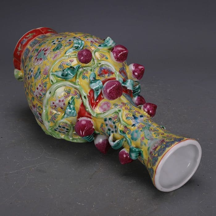 清乾隆粉彩万花堆彫九桃花瓶  景徳鎮  陶磁器 装飾品 現代工芸品 美術品 置物