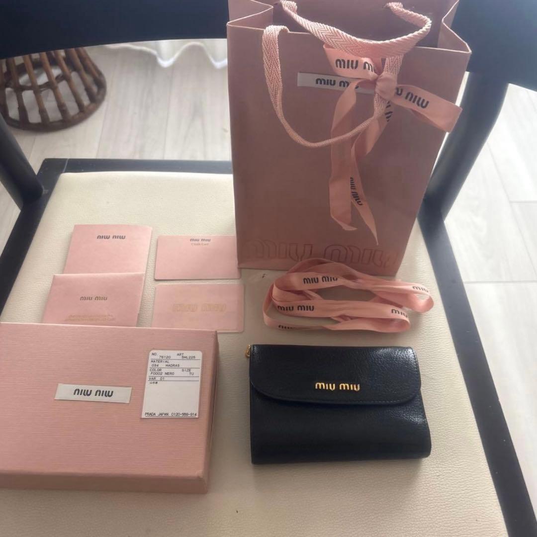 【期間限定お値下げ中‼️】miu miu 黒 三つ折り財布 付属品あり