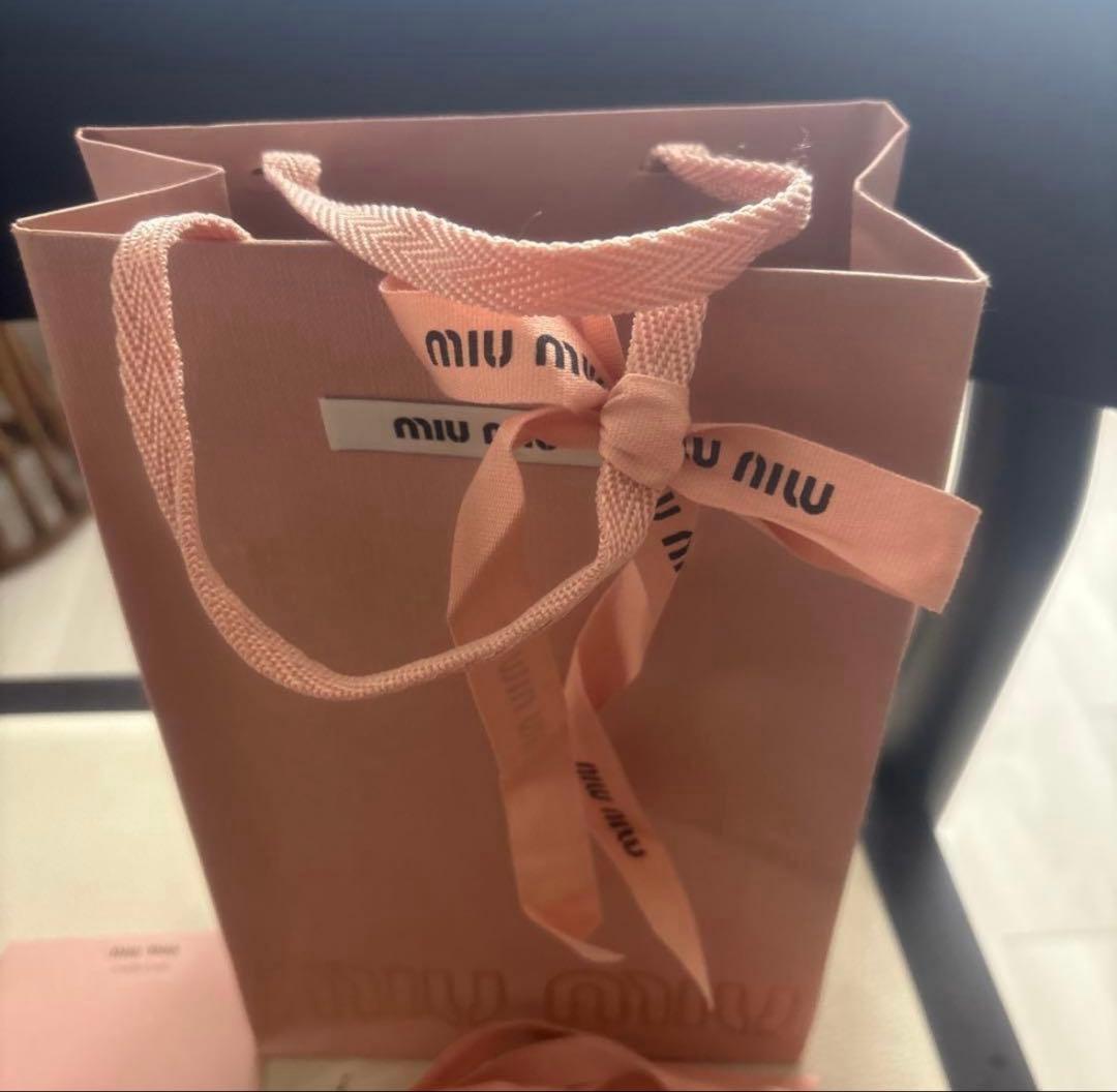 【期間限定お値下げ中‼️】miu miu 黒 三つ折り財布 付属品あり