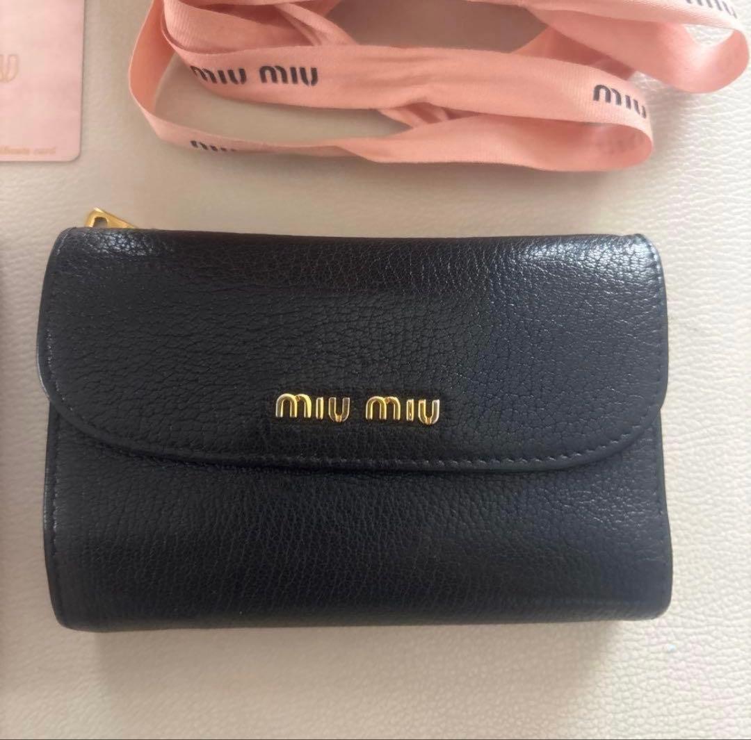 【期間限定お値下げ中‼️】miu miu 黒 三つ折り財布 付属品あり