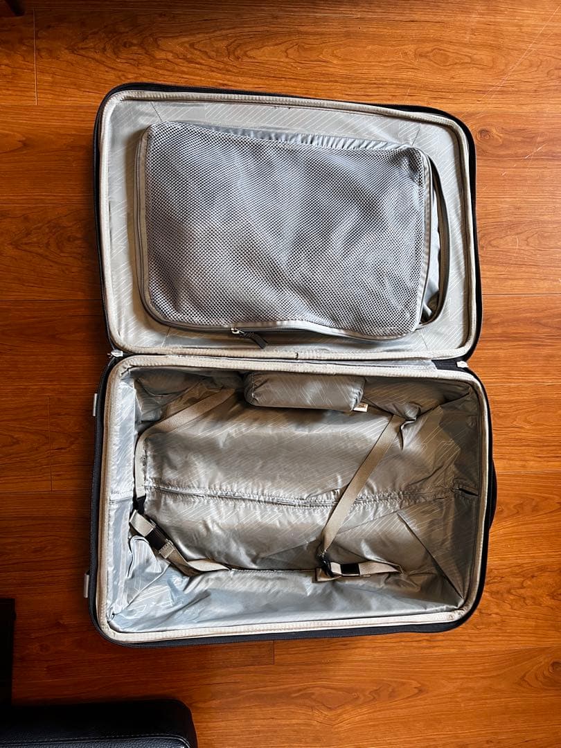 THULE 中型キャリーケース ブラック