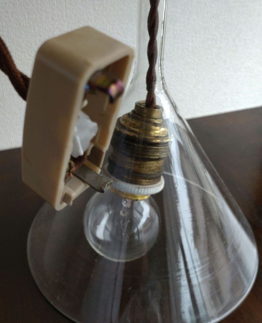 ガラス漏斗のペンダントライト