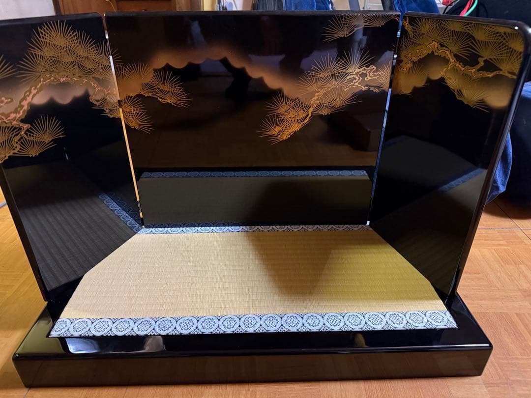 御飾台、御屏風セット 黒色 金箔松模様
