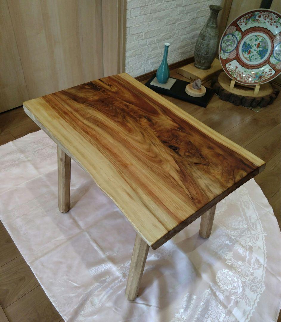 楠（くす）のテーブル⑲　耳付き楠の木の一枚板の模様が綺麗なテーブル