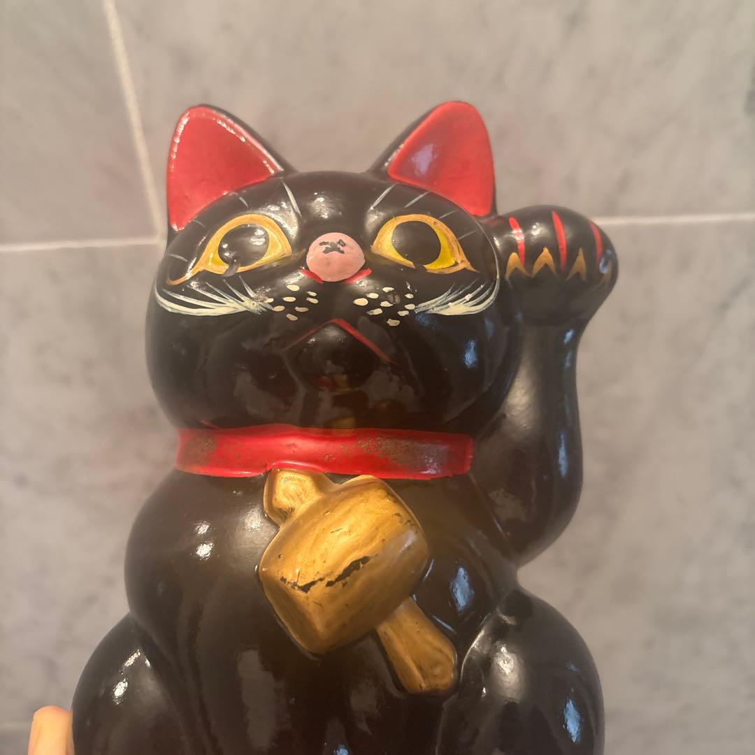 アンティーク手描きの長いお髭と大きな瞳が芸術的で打ち出の小槌が珍しい招き猫の陶器