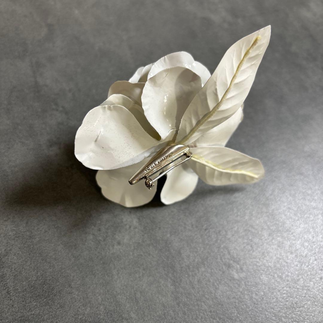 ルイヴィトンマルチカラー花型ブローチ ホワイト マルチカラー