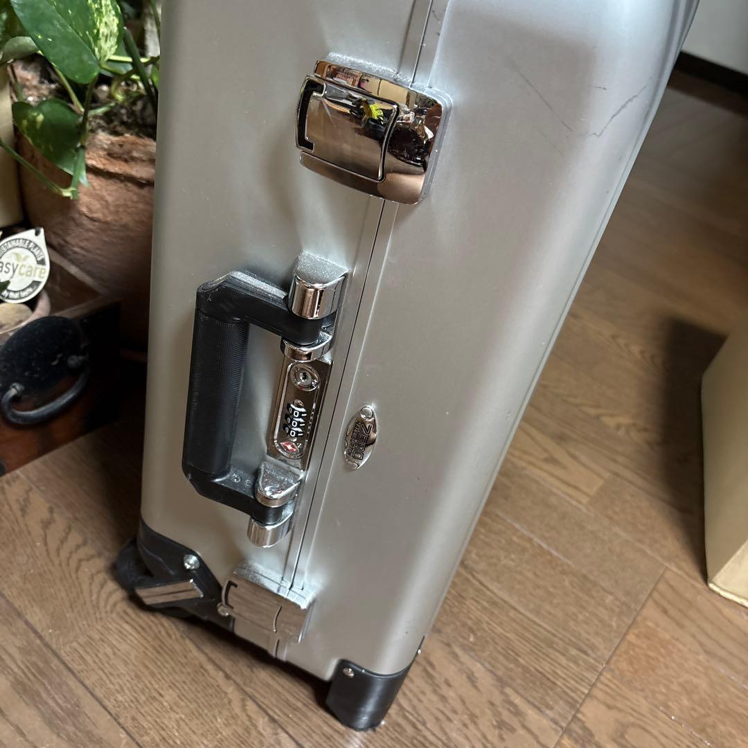 無骨でかっこいい！ゼロハリバートン　アルミ製スーツケース　機内持ち込み可