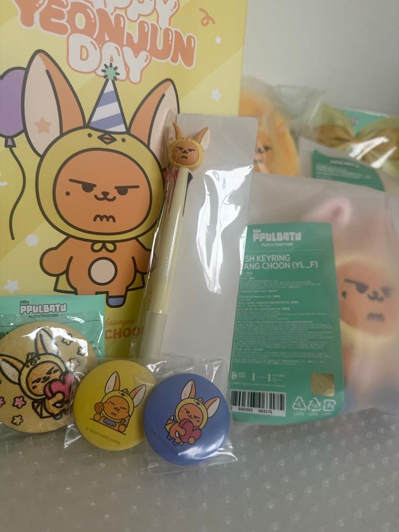 TXTファンチュン センイルフェイスキーリングポーチラキドロ缶バッジ