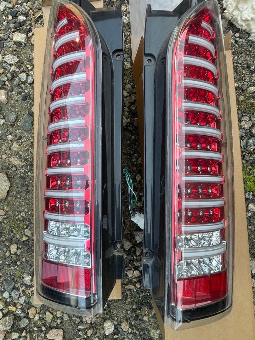 ハイエース 200系　テールランプ 赤/クリア 2個セット　LED
