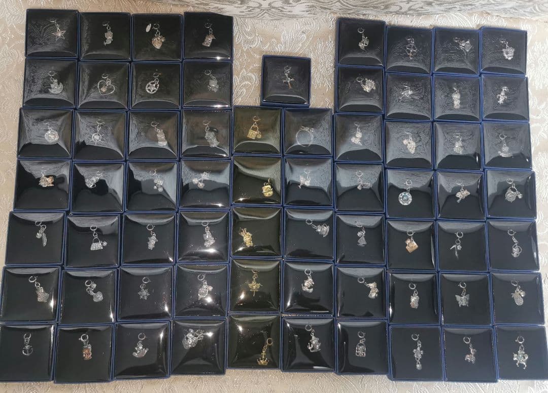 ハローキティ アクセサリー チャーム　コレクション　80個 + フレーム