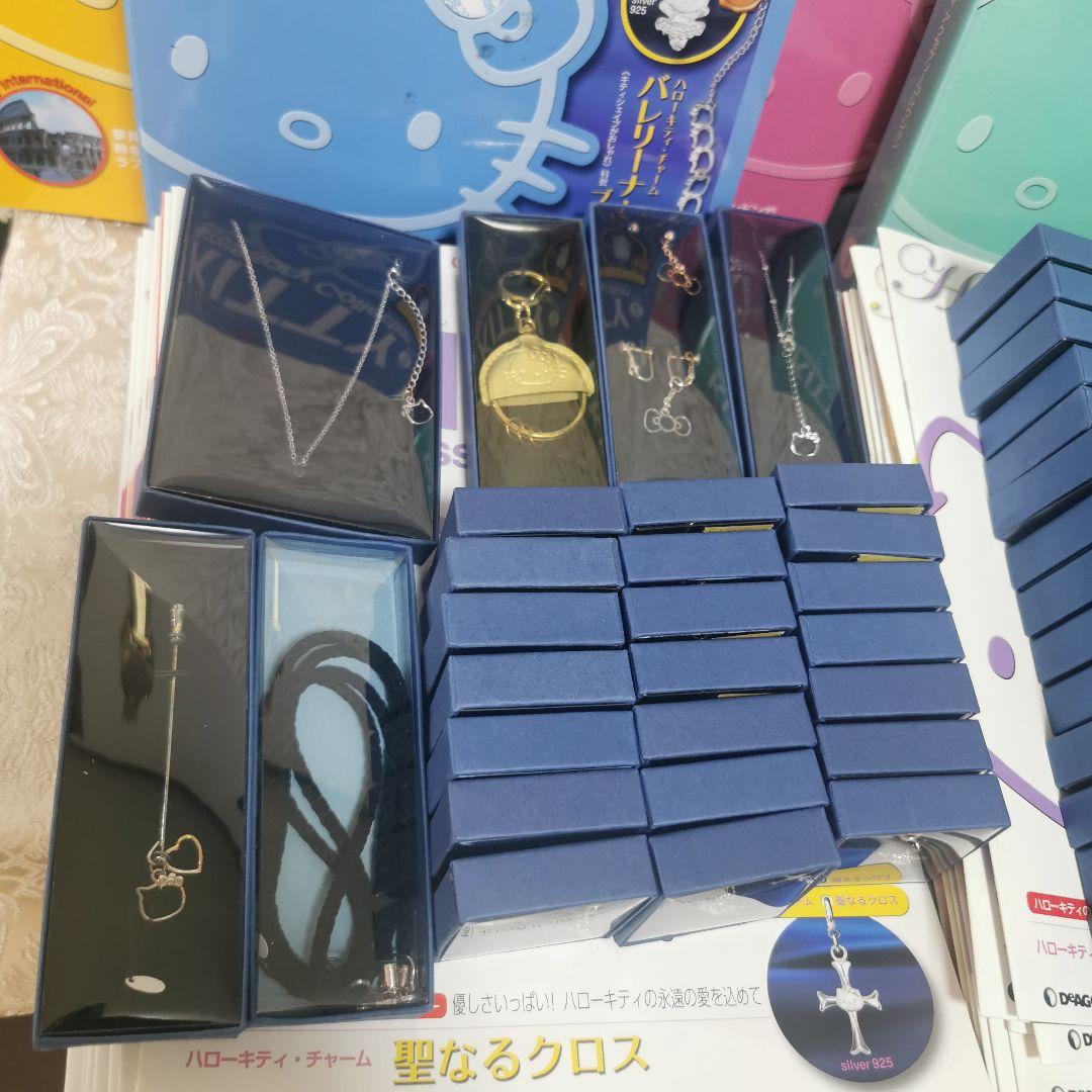 ハローキティ アクセサリー チャーム　コレクション　80個 + フレーム