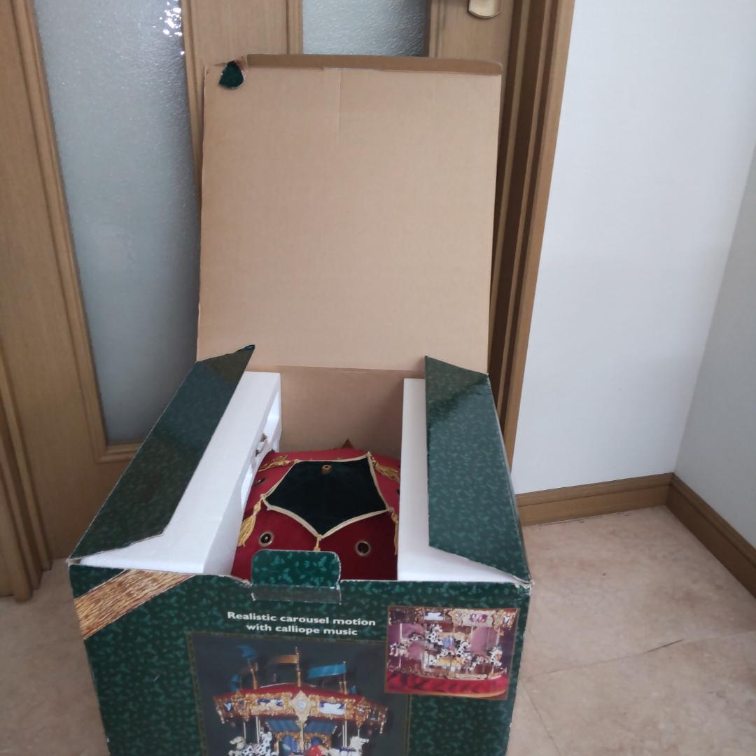 カルーセル　回転木馬　大きなメリーゴー ラウンド